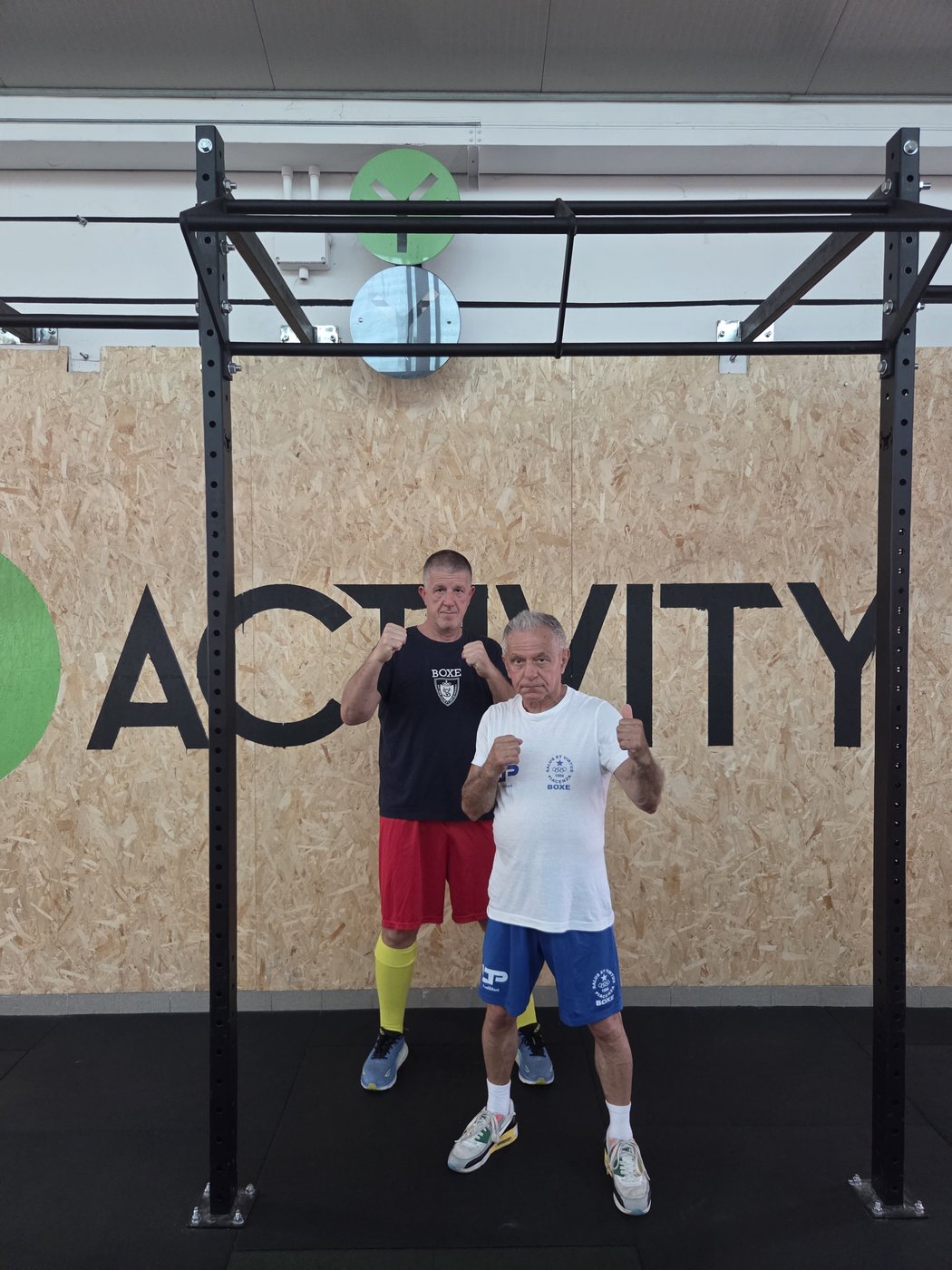 I due coach di pugilato di Activity Club davanti al muro Activity