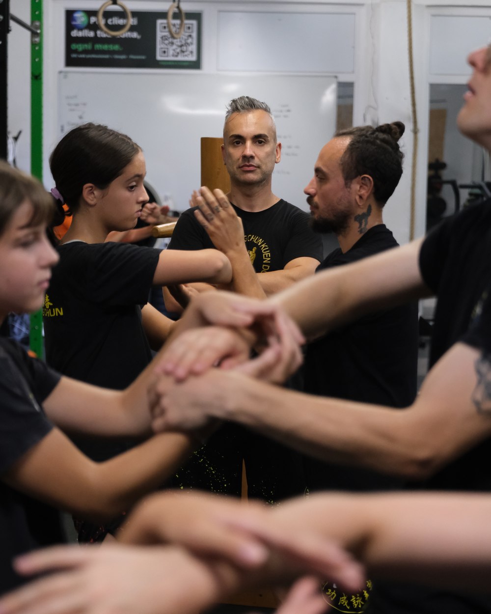 Sifu Maurizio Tesio guida gli allievi in una lezione di Wing Chun ad Activity Club